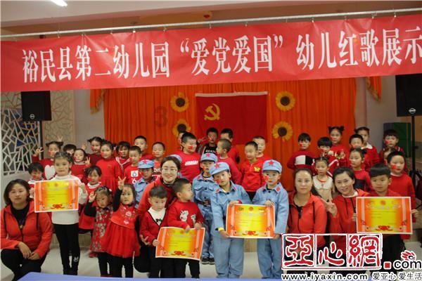 1岁宝宝在家里抓周,双手捧着它不放,奶奶看到后直接上手去抢
